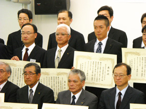 他の受賞者と共に記念撮影に収まる澤口社長（2列目中央）