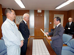 鈴木副市長から感謝状を賜りました