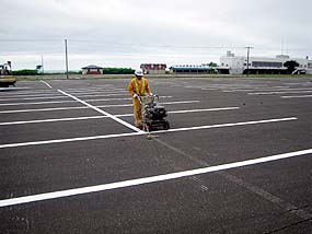 駐車場における区画線補修作業