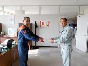 大林署長（左）から感謝状を受け取る小田所長（右）