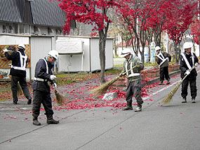 落ち葉などを清掃する職員たち
