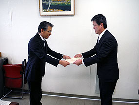佐藤町長（左）から感謝状を受け取る田中所長（右）