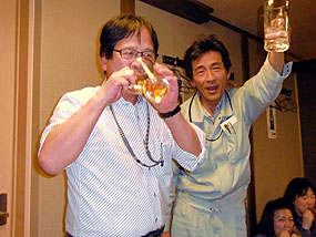 優勝したKさん（左側でビールを飲んでいる人）