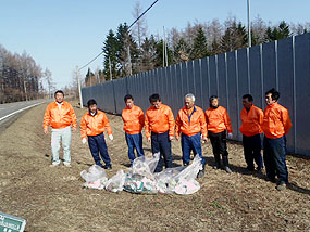 旗の波運動に参加した職員たちと集めたゴミ
