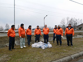 旗の波運動に参加した職員たちと集めたゴミ