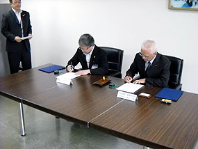 調印式（写真右側が澤口社長、中央は東区の宮浦区長さん）