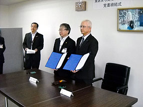 調印式（写真右側が澤口社長、中央は東区の宮浦区長さん）