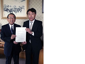 合意書を交わす岡田町長（左）と辻本副社長（右）