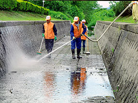 水路の清掃作業