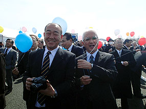 式典に参加した澤口社長（右）と小田所長
