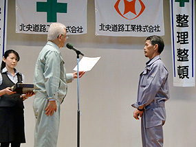 永年勤続表彰（30年）を受けた大池さん（右側）