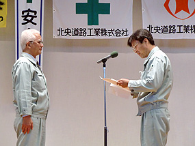 決議宣言を読み上げる宮吉さん（右側）