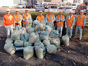 作業に参加した職員と回収されたゴミ袋