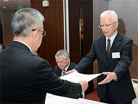 若松建設局長（左）から表彰状を受け取る澤口社長