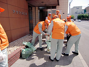 作業後、ゴミを集める職員たち