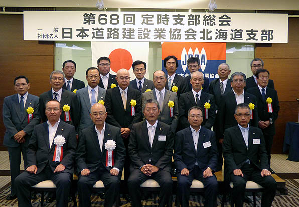 協会幹部と受賞者（後列右から2人目が富田さん、4人目が三浦さん）