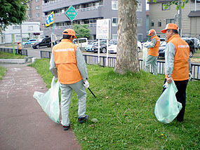 ゴミを拾い集める職員たち