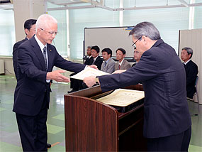 賞状を受け取る澤口社長（左）