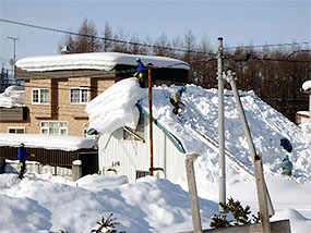 雪下ろし作業中