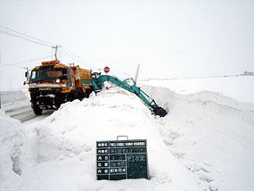町道沼田幹線 用水路雪上げ除雪中