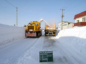 町道安達幹線 拡幅除雪中
