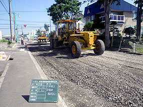 路盤材敷均し（不陸整正）