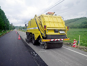 クラック抑制層路面清掃（施工前）