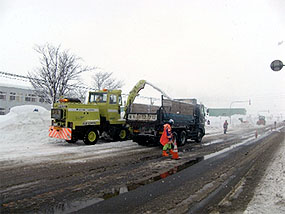 ロータリー除雪車による排雪作業